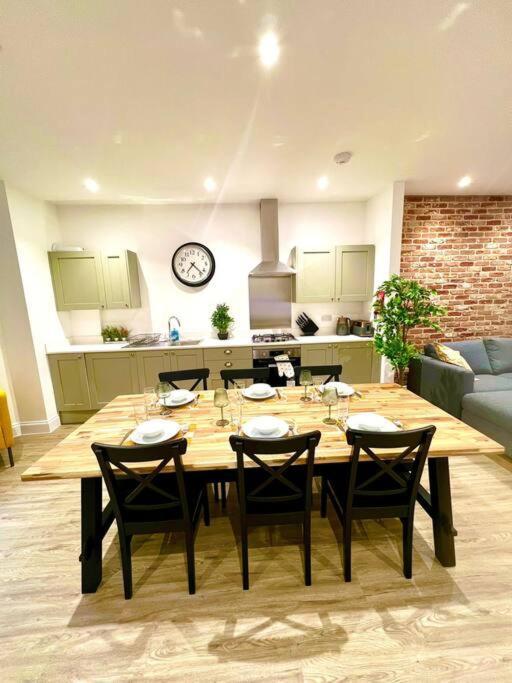 Brand New Apt - Beach Breeze Spacious 1-Bedroom Apartment With Parking - Sleeps 4 Ppl- Internet บอร์นมัธ ภายนอก รูปภาพ