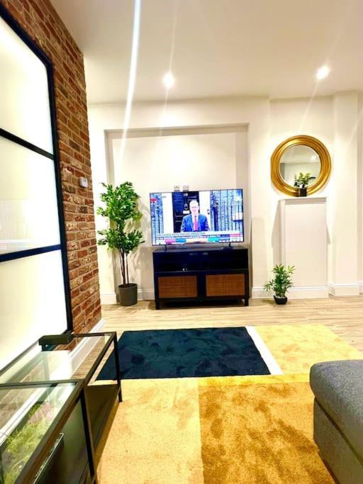 Brand New Apt - Beach Breeze Spacious 1-Bedroom Apartment With Parking - Sleeps 4 Ppl- Internet บอร์นมัธ ภายนอก รูปภาพ