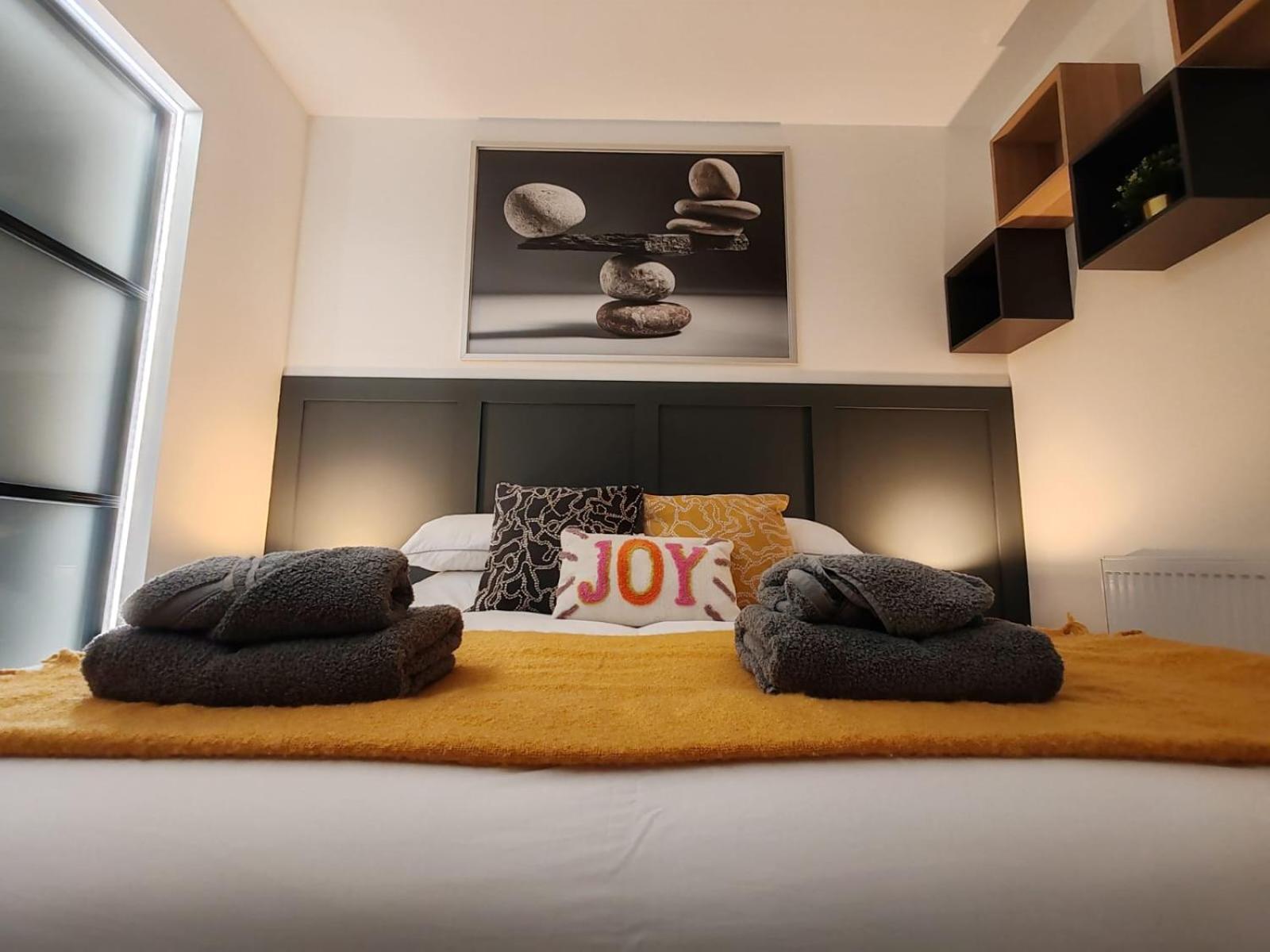 Brand New Apt - Beach Breeze Spacious 1-Bedroom Apartment With Parking - Sleeps 4 Ppl- Internet บอร์นมัธ ภายนอก รูปภาพ