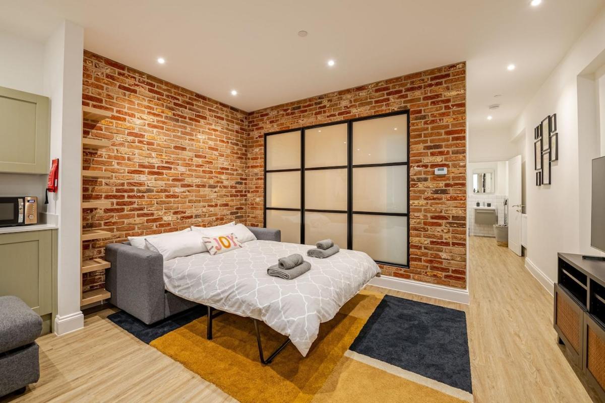 Brand New Apt - Beach Breeze Spacious 1-Bedroom Apartment With Parking - Sleeps 4 Ppl- Internet บอร์นมัธ ภายนอก รูปภาพ