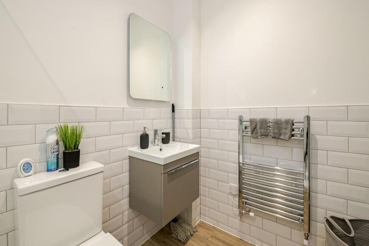 Brand New Apt - Beach Breeze Spacious 1-Bedroom Apartment With Parking - Sleeps 4 Ppl- Internet บอร์นมัธ ภายนอก รูปภาพ