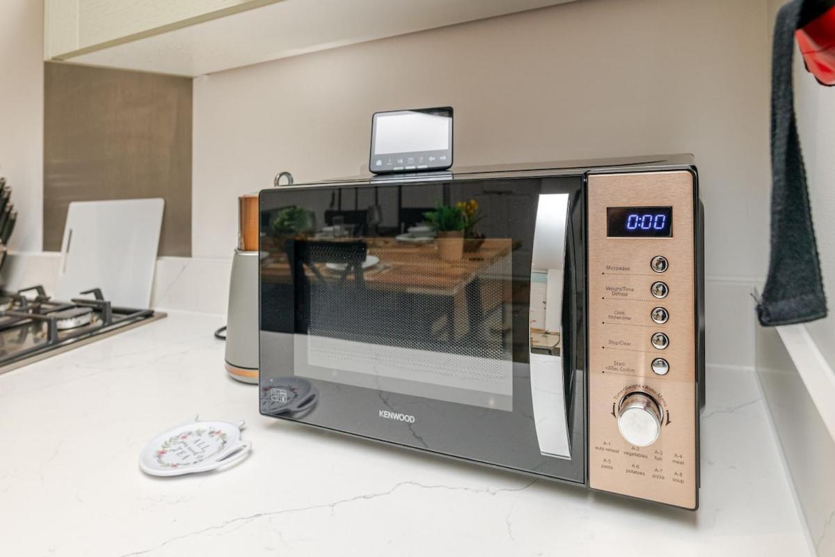 Brand New Apt - Beach Breeze Spacious 1-Bedroom Apartment With Parking - Sleeps 4 Ppl- Internet บอร์นมัธ ภายนอก รูปภาพ