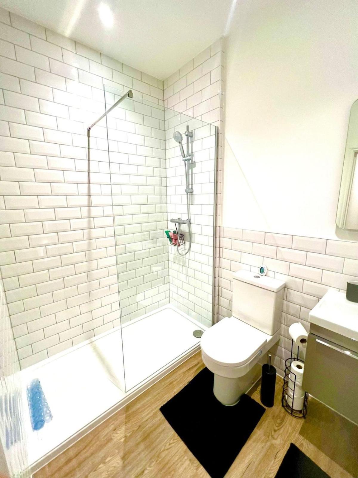 Brand New Apt - Beach Breeze Spacious 1-Bedroom Apartment With Parking - Sleeps 4 Ppl- Internet บอร์นมัธ ภายนอก รูปภาพ