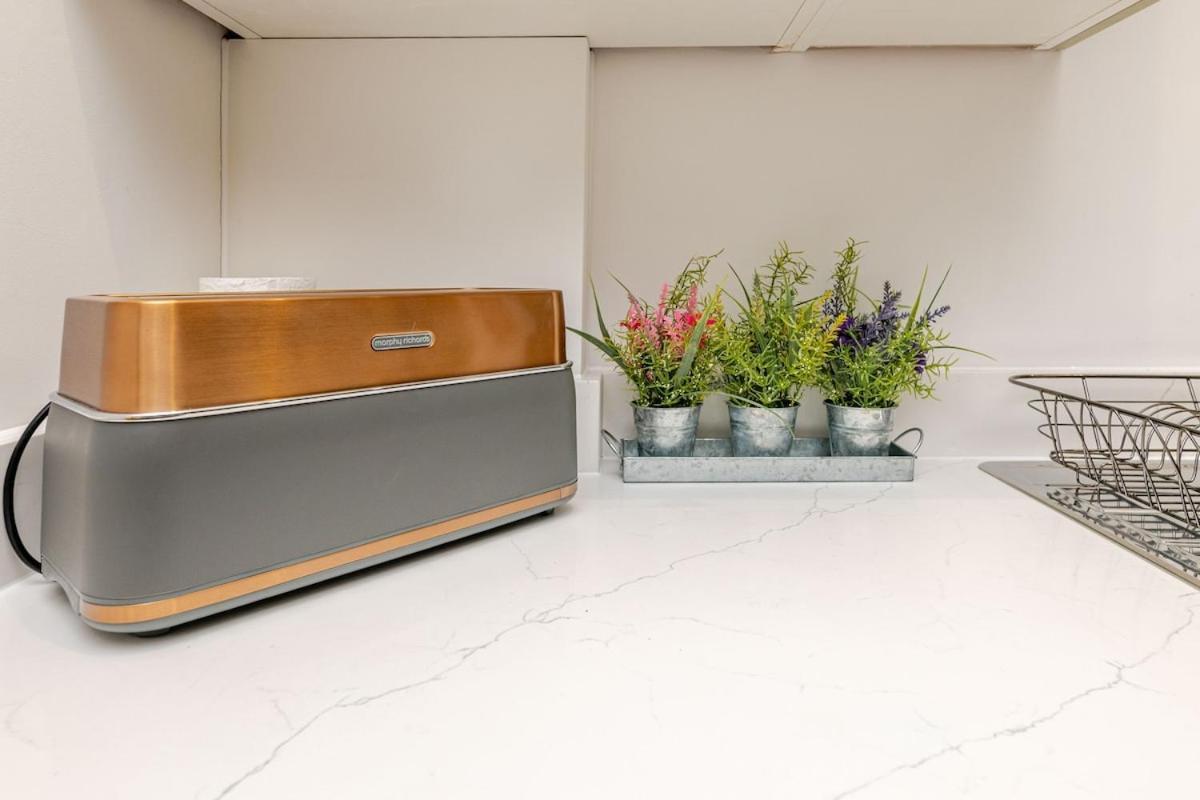 Brand New Apt - Beach Breeze Spacious 1-Bedroom Apartment With Parking - Sleeps 4 Ppl- Internet บอร์นมัธ ภายนอก รูปภาพ