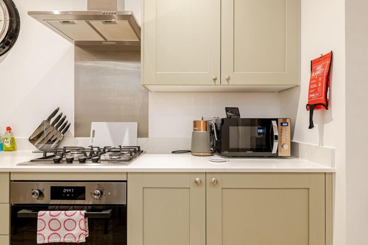 Brand New Apt - Beach Breeze Spacious 1-Bedroom Apartment With Parking - Sleeps 4 Ppl- Internet บอร์นมัธ ภายนอก รูปภาพ