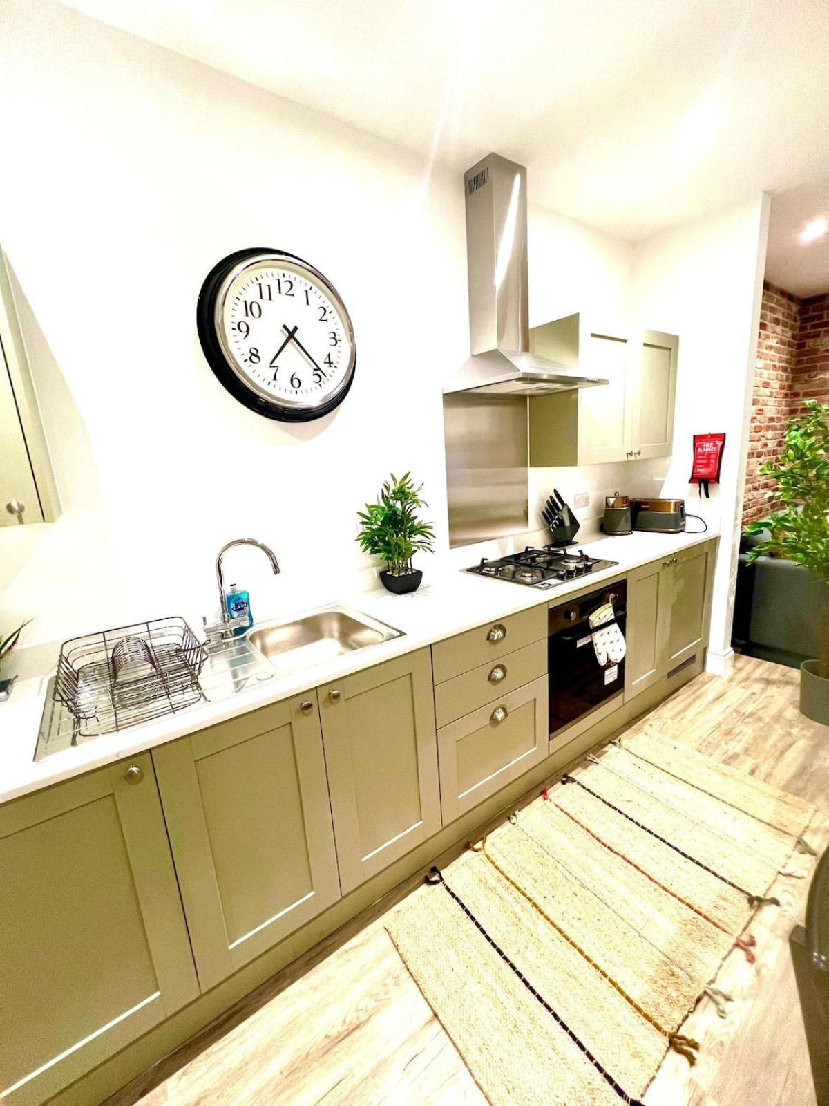 Brand New Apt - Beach Breeze Spacious 1-Bedroom Apartment With Parking - Sleeps 4 Ppl- Internet บอร์นมัธ ภายนอก รูปภาพ